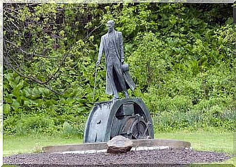 A statue of Nikola Tesla