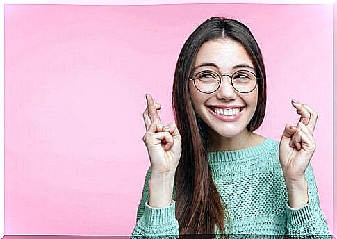 woman crossing her fingers for luck