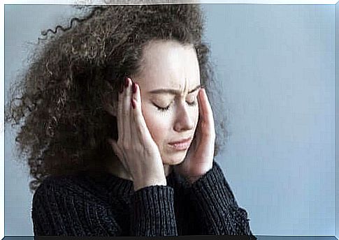 A woman having migraine