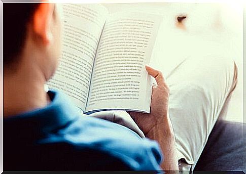 hombre-leyendo-libro-en-el-sofa