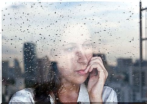 mujer-mirando-por-la-ventana-con-lluvia